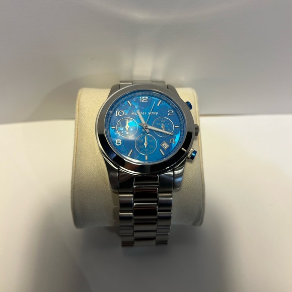 Michael Kors Watch Hunger Stop Oversized Runway Silver-Tone Watch - Picture 13 of 16